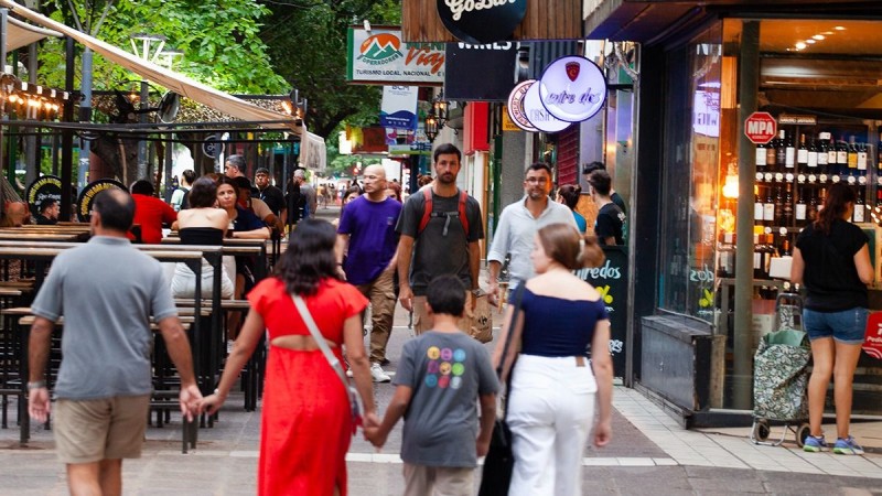 La mitad de los comercios abrirán sus puertas en este día patrio